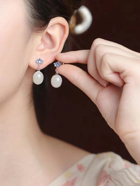 Anting Giok Hetian Alami yang terbuat dari perak 925 dengan enamel Giok ini bersih, halus, dan hangat Sudah termasuk pajak pengiriman.