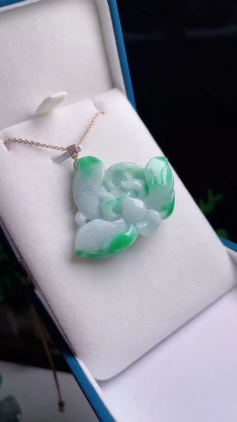 Kalung Bunga Mekar Jadeite a-barang alami Pengaturan Emas 18k Ukuran 4.2 * 3.4cm Jade adalah batu giok yang lembut dan hangat dengan pola bunga yang indah sudah termasuk pajak pengiriman.