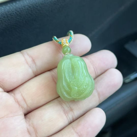 Liontin Kubis Giok Hetian Giok Alami Warna hijau kekuningan Kualitas sempurna Ukuran 24.4 * 30.2mm Giok baik-baik saja dan hangat, gaya yang indah sudah termasuk pajak pengiriman.