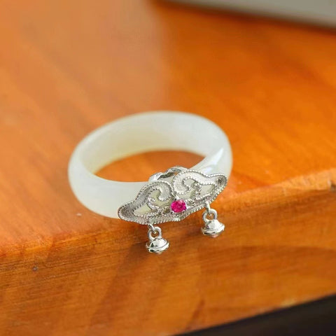 Cincin Giok Hetian 925 perak bertatahkan perak dengan gaya yang unik dan inovatif Giok ini hangat dan halus Cocok untuk ukuran cincin 15-19 Pengiriman dan pajak sudah termasuk.