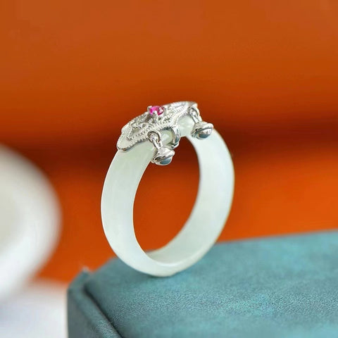 Cincin Giok Hetian 925 perak bertatahkan perak dengan gaya yang unik dan inovatif Giok ini hangat dan halus Cocok untuk ukuran cincin 15-19 Pengiriman dan pajak sudah termasuk.