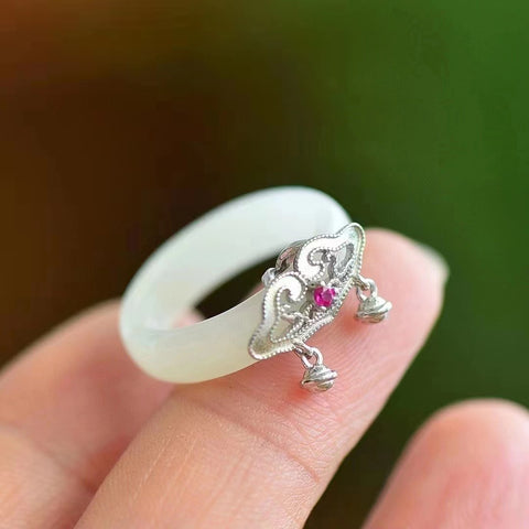 Cincin Giok Hetian 925 perak bertatahkan perak dengan gaya yang unik dan inovatif Giok ini hangat dan halus Cocok untuk ukuran cincin 15-19 Pengiriman dan pajak sudah termasuk.