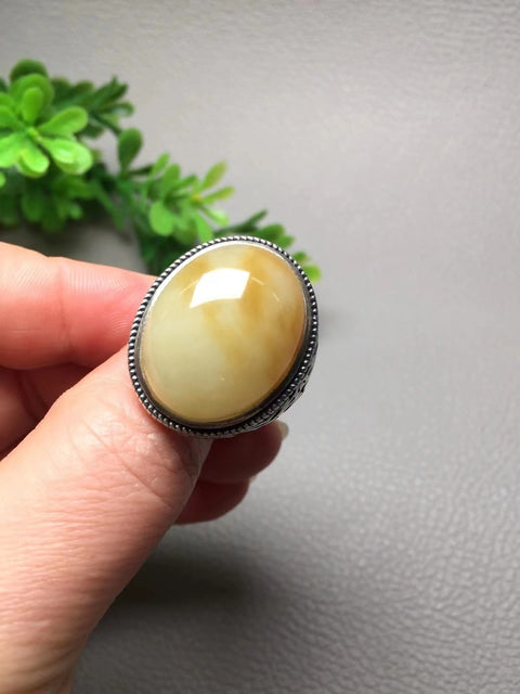 Cincin Giok Tua Giok bersih dan halus dengan warna gula yang merata dengan pengaturan perak 925 Ukuran 23 * 18mm Pengiriman dan pajak sudah termasuk.