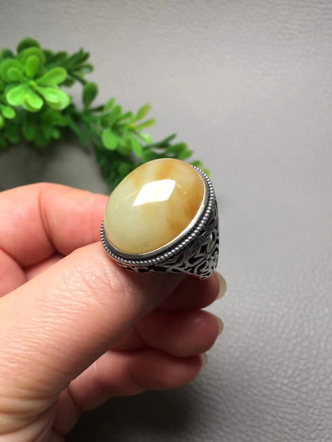 Cincin Giok Tua Giok bersih dan halus dengan warna gula yang merata dengan pengaturan perak 925 Ukuran 23 * 18mm Pengiriman dan pajak sudah termasuk.