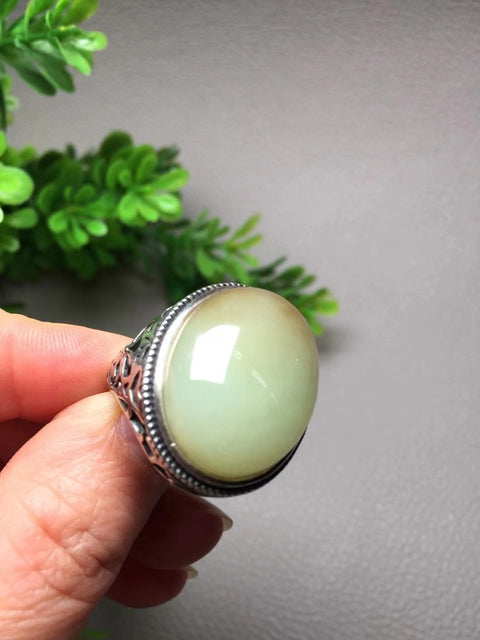 Cincin Giok Tua Giok bersih dan halus dengan warna gula yang merata dengan pengaturan perak 925 Ukuran 23 * 18mm Pengiriman dan pajak sudah termasuk.