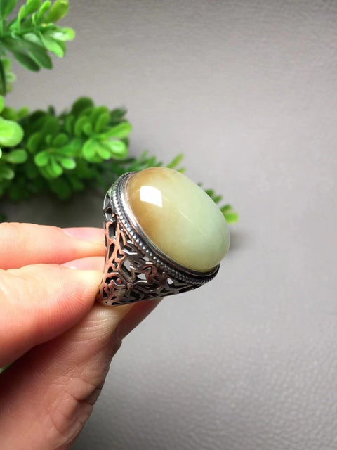Cincin Giok Tua Giok bersih dan halus dengan warna gula yang merata dengan pengaturan perak 925 Ukuran 23 * 18mm Pengiriman dan pajak sudah termasuk.