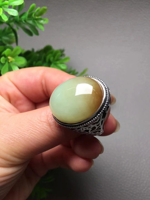 Cincin Giok Tua Giok bersih dan halus dengan warna gula yang merata dengan pengaturan perak 925 Ukuran 23 * 18mm Pengiriman dan pajak sudah termasuk.