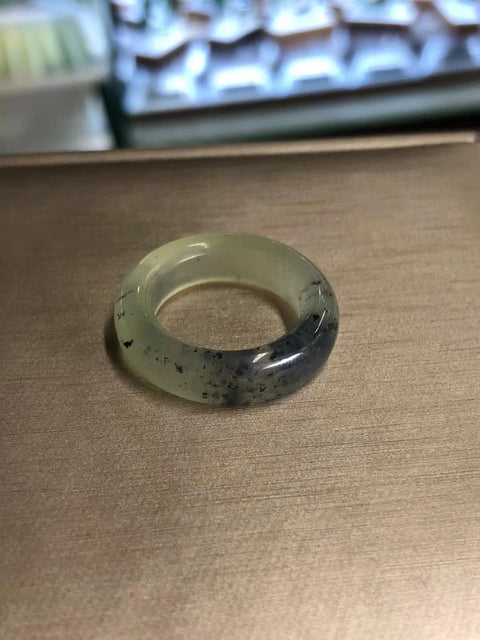 Cincin Giok Alami Giok halus dan hangat dengan struktur yang kokoh Ukuran 16,4 * 6,3 mm Sudah termasuk ongkos kirim dan pajak.