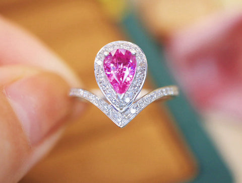 Berat Batu Cincin Safir Paparacha: 0,88 karat Berat total: 2,79 gram Berlian: 0,235 karat / 47 pcs Bezel ukuran 14 Emas putih 18 karat Emas asli dan berlian asli 💎 Sudah termasuk pajak pengiriman.