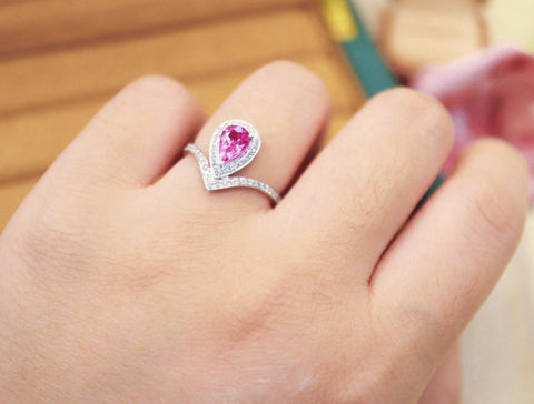 Berat Batu Cincin Safir Paparacha: 0,88 karat Berat total: 2,79 gram Berlian: 0,235 karat / 47 pcs Bezel ukuran 14 Emas putih 18 karat Emas asli dan berlian asli 💎 Sudah termasuk pajak pengiriman.