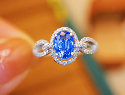 Berat Batu Cincin Safir Bunga Jagung: 1,20 karat Berat total: 3,30 gram Berlian: 0,216 karat/72 Ukuran bezel: 14 karat emas putih 18 karat Emas asli dan berlian asli 💎 Sudah termasuk ongkos kirim dan pajak.
