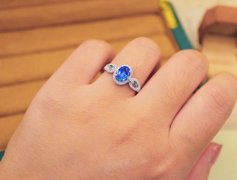 Berat Batu Cincin Safir Bunga Jagung: 1,20 karat Berat total: 3,30 gram Berlian: 0,216 karat/72 Ukuran bezel: 14 karat emas putih 18 karat Emas asli dan berlian asli 💎 Sudah termasuk ongkos kirim dan pajak.