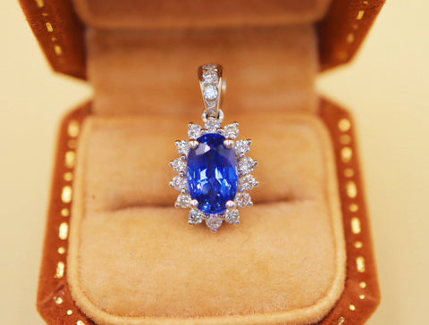Liontin Batu Safir Bunga Jagung Berat batu: 1,28 karat Berat total: 1,40 gram Berlian: 0,24 karat/17 pcs Liontin: tanpa rantai Emas putih 18 karat Emas asli Berlian asli 💎Termasuk pajak pengiriman