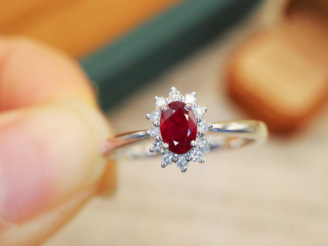 Berat Batu Cincin Ruby: 0,43 karat Berat total: 1,85 gram Berlian: 0,12 karat/12 pcs Bezel: ukuran 14 emas putih 18 karat Emas asli dan berlian asli Ongkos kirim dan pajak sudah termasuk.
