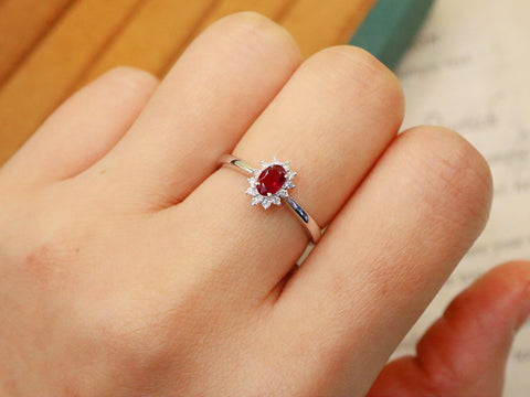 Berat Batu Cincin Ruby: 0,43 karat Berat total: 1,85 gram Berlian: 0,12 karat/12 pcs Bezel: ukuran 14 emas putih 18 karat Emas asli dan berlian asli Ongkos kirim dan pajak sudah termasuk.