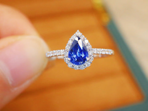 Berat Batu Cincin Safir Bunga Jagung: 0,85 karat Berat total: 2,14 gram Berlian: 0,25 karat/25 Ukuran bingkai: 14 emas putih 18 karat Emas asli dan berlian asli 💎 Sudah termasuk ongkos kirim dan pajak.