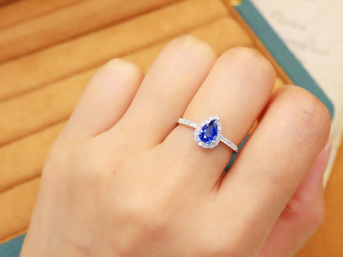 Berat Batu Cincin Safir Bunga Jagung: 0,85 karat Berat total: 2,14 gram Berlian: 0,25 karat/25 Ukuran bingkai: 14 emas putih 18 karat Emas asli dan berlian asli 💎 Sudah termasuk ongkos kirim dan pajak.