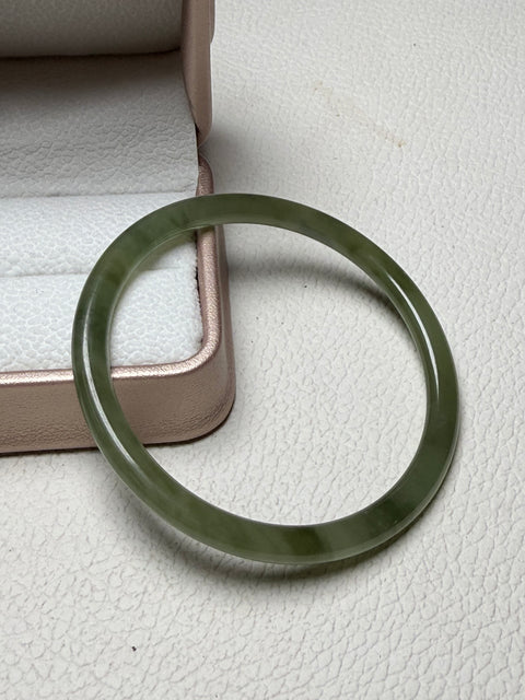 Hetian Jade Lake Green 『Tinker Bangle』Ukuran Perkiraan: 53,8 - Lebar 5 - Tebal 6㎜ Batu giok muncul secara alami, polanya acak Termasuk pajak pengiriman