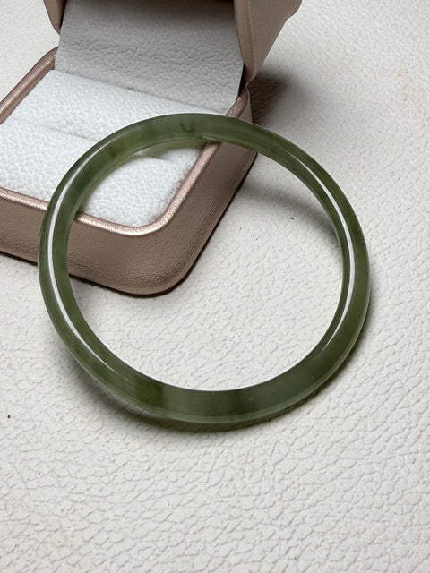 Hetian Jade Lake Green 『Tinker Bangle』Ukuran Perkiraan: 53,8 - Lebar 5 - Tebal 6㎜ Batu giok muncul secara alami, polanya acak Termasuk pajak pengiriman