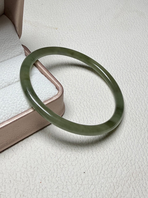 Hetian Jade Lake Green 『Tinker Bangle』Ukuran Perkiraan: 53,8 - Lebar 5 - Tebal 6㎜ Batu giok muncul secara alami, polanya acak Termasuk pajak pengiriman