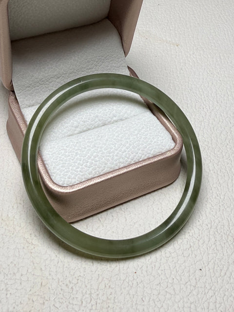 Hetian Jade Lake Green 『Tinker Bangle』Ukuran Perkiraan: 53,8 - Lebar 5 - Tebal 6㎜ Batu giok muncul secara alami, polanya acak Termasuk pajak pengiriman
