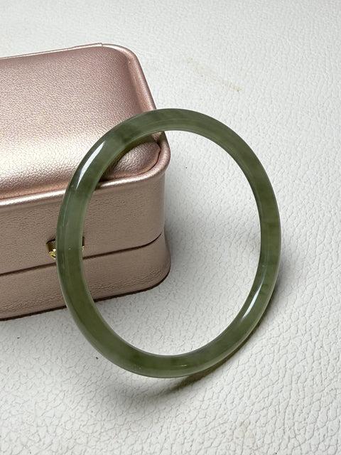 Hetian Jade Lake Green 『Tinker Bangle』Ukuran Perkiraan: 53,8 - Lebar 5 - Tebal 6㎜ Batu giok muncul secara alami, polanya acak Termasuk pajak pengiriman