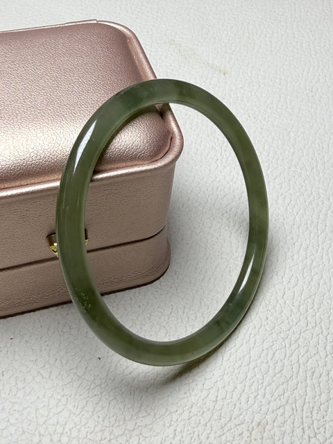 Hetian Jade Lake Green 『Tinker Bangle』Ukuran Perkiraan: 53,8 - Lebar 5 - Tebal 6㎜ Batu giok muncul secara alami, polanya acak Termasuk pajak pengiriman