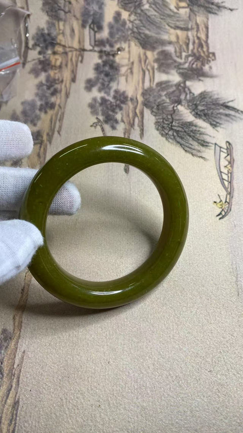 Gelang Alpukat Giok Halus, kaliber 62mm, lebar 13,8mm Giok ini alami, polanya acak; sudah termasuk pajak pengiriman