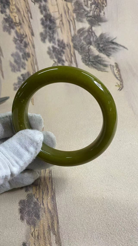 Gelang Alpukat Giok Halus, kaliber 62mm, lebar 13,8mm Giok ini alami, polanya acak; sudah termasuk pajak pengiriman