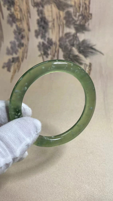 Fine Jade 180 - Gelang Badai Salju, kaliber agar sesuai dengan cincin 53, 54, 55, berat karat: 54.8mm, lebar tepi: 7.5mm Giok adalah batu giok alami, pola acak, sudah termasuk pajak pengiriman.