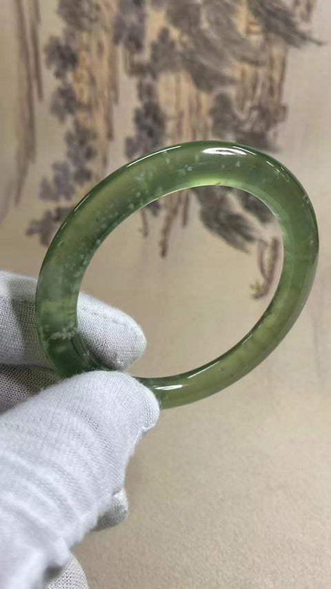 Fine Jade 180 - Gelang Badai Salju, kaliber agar sesuai dengan cincin 53, 54, 55, berat karat: 54.8mm, lebar tepi: 7.5mm Giok adalah batu giok alami, pola acak, sudah termasuk pajak pengiriman.