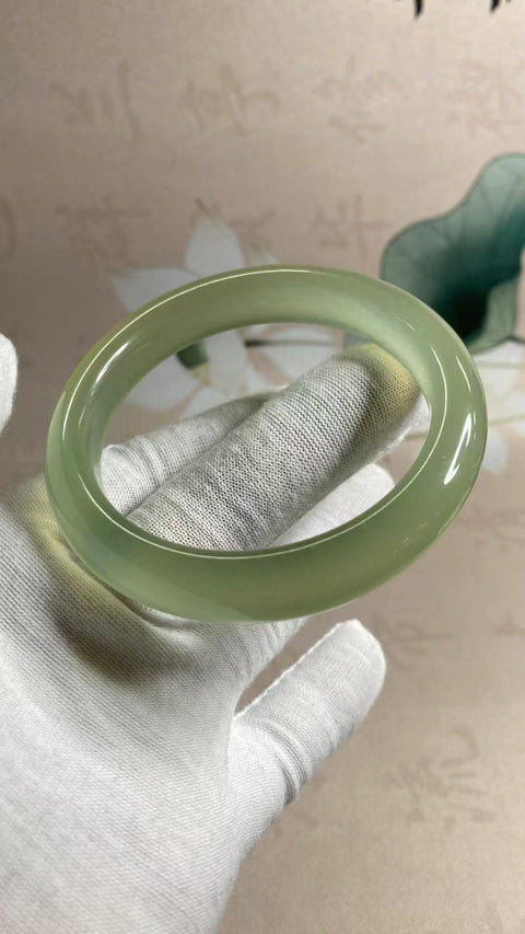 Gelang giok halus, kaliber agar sesuai dengan cincin 59, 60, 61, berat karat: 60,2 mm, lebar sisi 12,2 mm Giok alami, pola acak; sudah termasuk pajak pengiriman.
