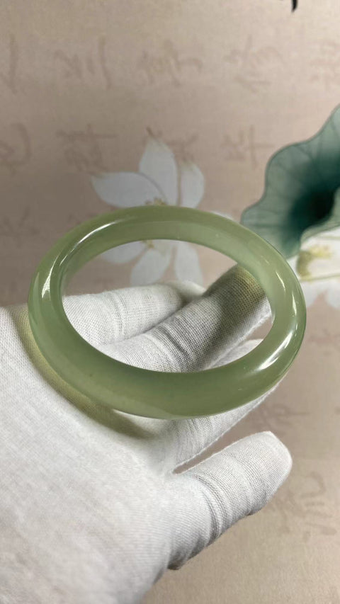 Gelang giok halus, kaliber agar sesuai dengan cincin 59, 60, 61, berat karat: 60,2 mm, lebar sisi 12,2 mm Giok alami, pola acak; sudah termasuk pajak pengiriman.