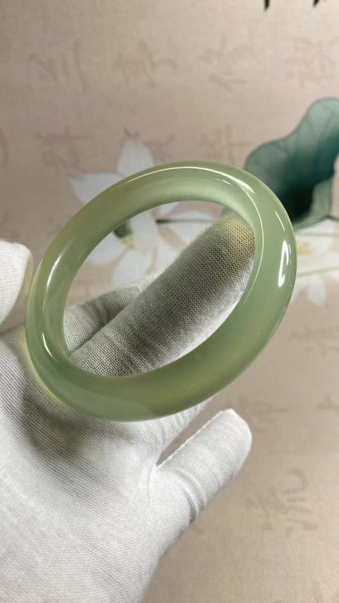 Gelang giok halus, kaliber agar sesuai dengan cincin 59, 60, 61, berat karat: 60,2 mm, lebar sisi 12,2 mm Giok alami, pola acak; sudah termasuk pajak pengiriman.