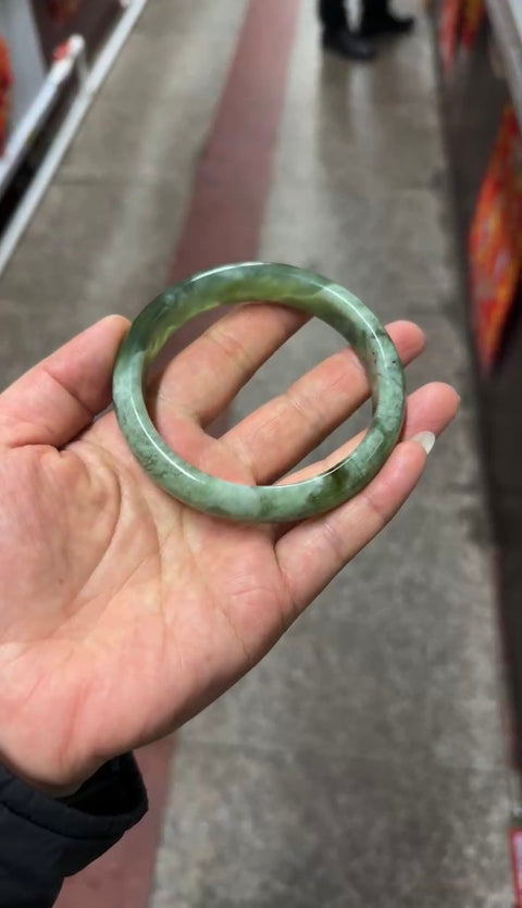 Gelang Giok Cui Alami “Dunia Keberuntungan” adalah pola bunga yang indah dan elegan, gioknya halus dan hangat, dan efeknya di tangan sangat serasi; Ukuran: 63-13.3-8.3㎜; Giok terjadi secara alami, dan polanya acak; Sudah termasuk ongkos kirim dan pajak