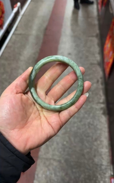 Gelang Giok Cui Alami “Dunia Keberuntungan” adalah pola bunga yang indah dan elegan, gioknya halus dan hangat, dan efeknya di tangan sangat serasi; Ukuran: 63-13.3-8.3㎜; Giok terjadi secara alami, dan polanya acak; Sudah termasuk ongkos kirim dan pajak