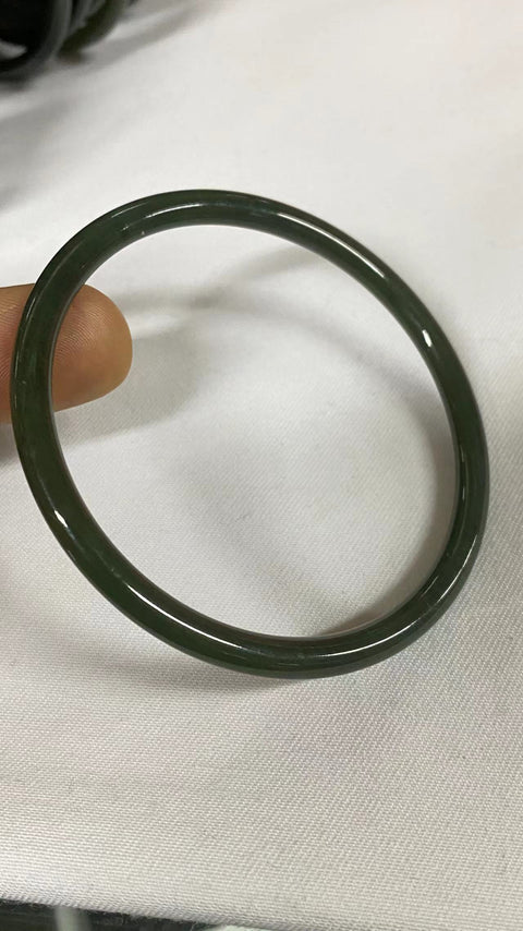 Gelang bar kecantikan yang indah, giok halus, hangat, kaliber 63, ketebalan bar 5mm Giok terjadi secara alami, pola acak; sudah termasuk pajak pengiriman