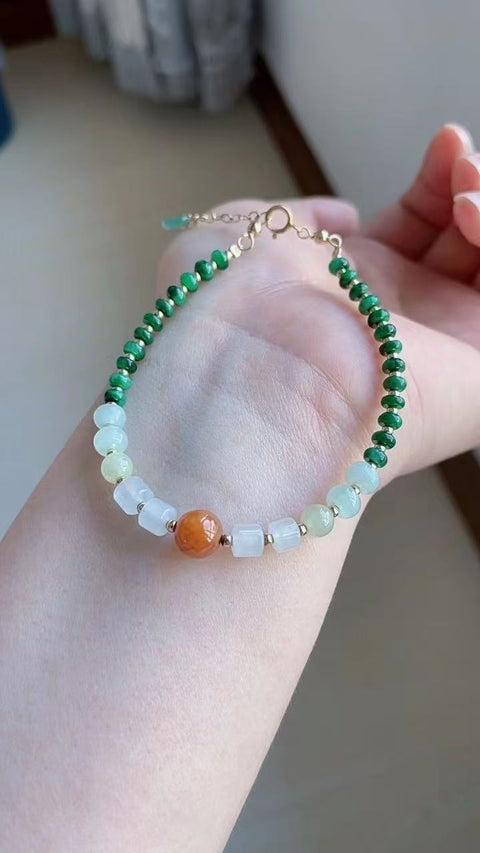 Gelang batu giok alami, bahan tiga warna yang indah, dilapisi emas 14 karat, manik-manik kecil ukuran 4 x 2. Sudah termasuk pajak pengiriman
