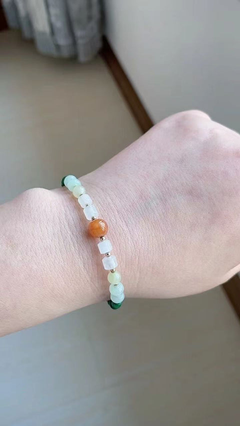 Gelang batu giok alami, bahan tiga warna yang indah, dilapisi emas 14 karat, manik-manik kecil ukuran 4 x 2. Sudah termasuk pajak pengiriman