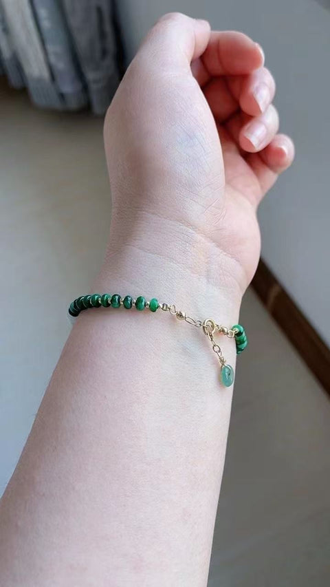 Gelang batu giok alami, bahan tiga warna yang indah, dilapisi emas 14 karat, manik-manik kecil ukuran 4 x 2. Sudah termasuk pajak pengiriman