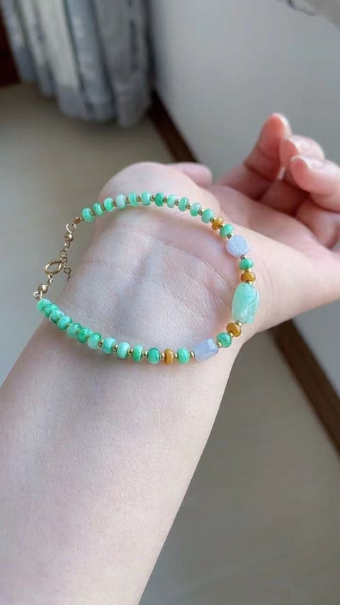 Gelang batu giok alami, bahan tiga warna yang indah, dilapisi emas 14 karat, manik-manik kecil ukuran 4 x 2. Sudah termasuk pajak pengiriman