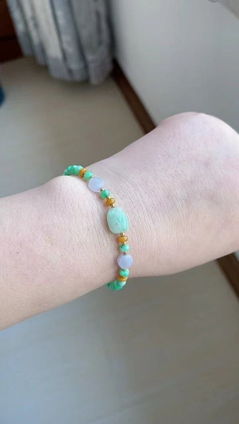 Gelang batu giok alami, bahan tiga warna yang indah, dilapisi emas 14 karat, manik-manik kecil ukuran 4 x 2. Sudah termasuk pajak pengiriman