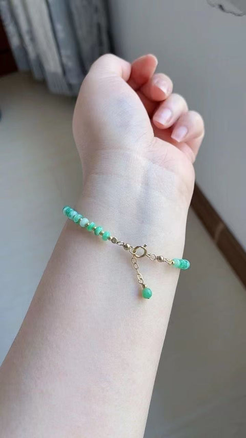 Gelang batu giok alami, bahan tiga warna yang indah, dilapisi emas 14 karat, manik-manik kecil ukuran 4 x 2. Sudah termasuk pajak pengiriman