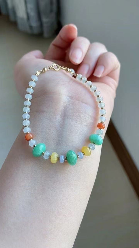 Gelang batu giok alami, bahan tiga warna yang indah, dilapisi emas 14 karat, manik-manik kecil ukuran 4 x 2. Sudah termasuk pajak pengiriman