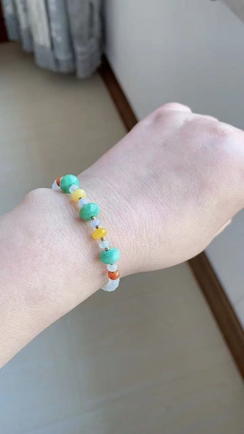 Gelang batu giok alami, bahan tiga warna yang indah, dilapisi emas 14 karat, manik-manik kecil ukuran 4 x 2. Sudah termasuk pajak pengiriman