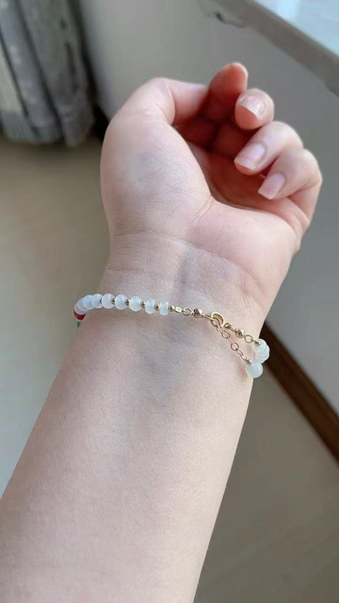 Gelang batu giok alami, bahan tiga warna yang indah, dilapisi emas 14 karat, manik-manik kecil ukuran 4 x 2. Sudah termasuk pajak pengiriman