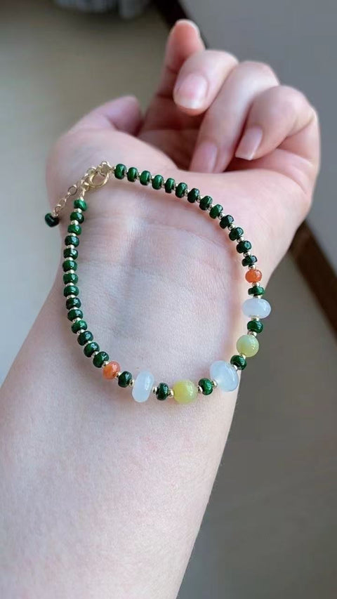 Gelang batu giok alami, bahan tiga warna yang indah, dilapisi emas 14 karat, manik-manik kecil ukuran 4 x 2. Sudah termasuk pajak pengiriman