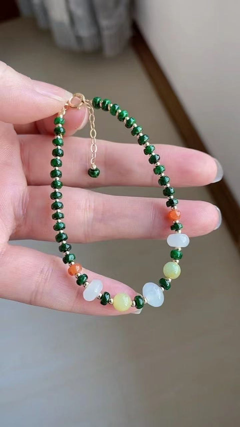 Gelang batu giok alami, bahan tiga warna yang indah, dilapisi emas 14 karat, manik-manik kecil ukuran 4 x 2. Sudah termasuk pajak pengiriman