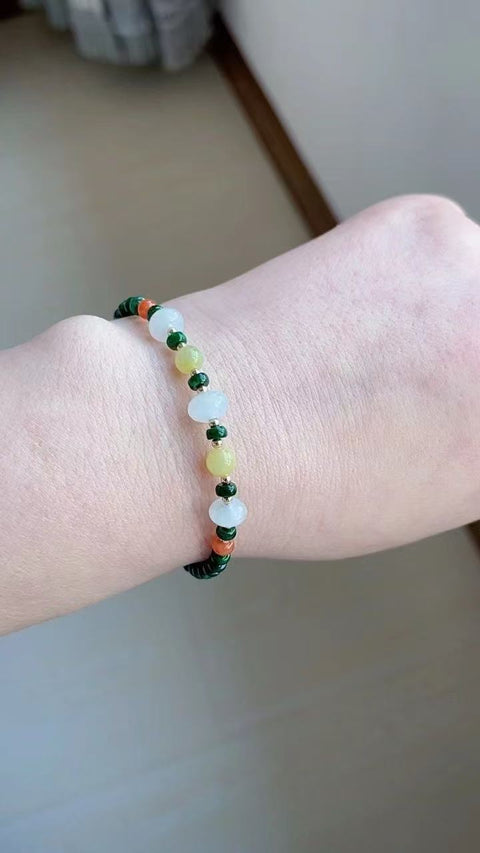 Gelang batu giok alami, bahan tiga warna yang indah, dilapisi emas 14 karat, manik-manik kecil ukuran 4 x 2. Sudah termasuk pajak pengiriman