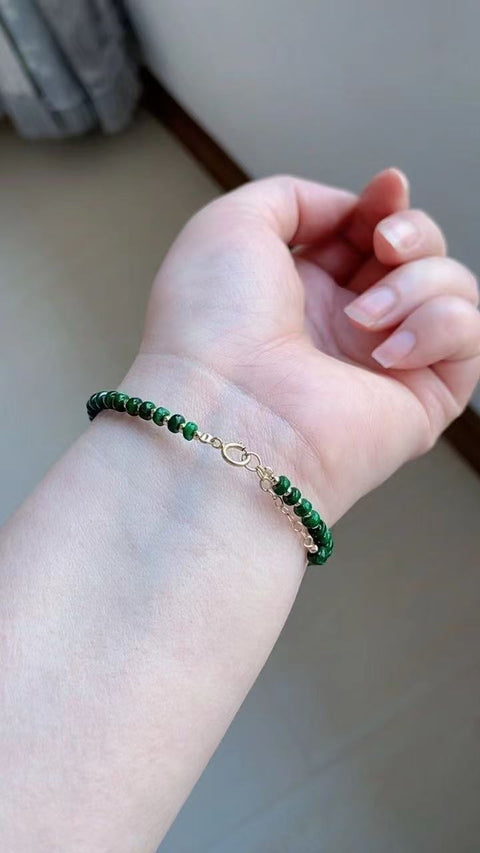 Gelang batu giok alami, bahan tiga warna yang indah, dilapisi emas 14 karat, manik-manik kecil ukuran 4 x 2. Sudah termasuk pajak pengiriman